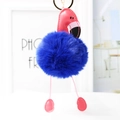 Détail du porte-clés flamant rose avec pompon en fausse fourrure bleue et cuir rose - 18*8cm / Bleu Saphir