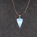 Minimalistische Opal-Halskette mit hellblauem Dreiecksanhänger und brauner gewebter Kordel - Opal