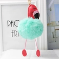 Détail du porte-clés flamant rose en fourrure vert menthe avec pièces en cuir - 18*8cm / Vert clair