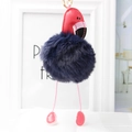 Détail du porte-clés flamant avec pompon en peluche bleu et pattes en cuir rose - 18*8cm / Bleu marine