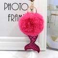 Détail du pompon en fausse fourrure fuchsia avec queue de sirène en sequins violets - Rouge Rose