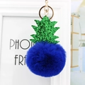 Détail du porte-clés ananas en fausse fourrure bleue avec feuilles vertes pailletées - Bleu Saphir