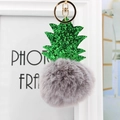 Détail du porte-clés ananas en peluche avec fourrure grise et feuilles à paillettes - Gris clair