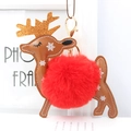 Détail du porte-clés renne de Noël avec pompon en fourrure et bois dorés à paillettes - Rouge