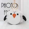 Détail d'un porte-clés pingouin en peluche douce avec pompon gris et fermoir doré chic - Blanc Grisâtre