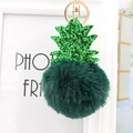 Détail de porte-clés ananas en fourrure synthétique avec paillettes et crochet doré - Vert Armée