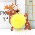 Détail du porte-clés renne de Noël avec pompon jaune et bois orange scintillants - Jaune