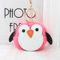Détail du porte-clés pingouin en peluche avec fourrure synthétique rose et fermoir doré - Rouge pastèque