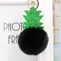 Détail du porte-clés ananas en fourrure synthétique noire avec feuilles à paillettes vertes - Noir