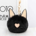 Gros plan du pendentif chat en peluche noire avec nez en cœur et crochet en métal doré - Noir