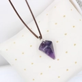 Makroaufnahme eines hexagonalen Amethyst-Anhängers mit natürlicher Kristalltextur - Amethyst