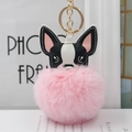 Dettaglio del portachiavi a forma di cane con pompon rosa in pelliccia sintetica e gancio - Rosa chiaro