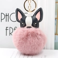 Dettaglio del portachiavi pompon in pelliccia sintetica con testa di bulldog in pelle - Rosa Antico