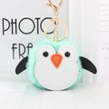 Detail eines mintgrünen Plüsch-Pinguin-Anhängers mit goldenem Verschluss und Kunstfell - Minzgrün