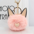 Gros plan du porte-clés chat en peluche rose avec oreilles en cuir et fermoir doré - Rose