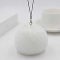 Makroaufnahme der flauschigen weißen Kunstfell-Bommel mit Karabiner für Taschen und Handy - Durchmesser ca. 8cm / Weiß