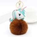 Détail de breloque licorne avec anneau doré et pompon en fausse fourrure marron douce - Brun