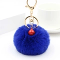 Flauschiger marineblauer Kunstpelz Schlüsselanhänger mit Goldkarabiner und roter Glocke - Saphirblau