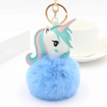 Détail du porte-clés pompon bleu avec pendentif licorne en cuir et mousqueton doré brillant - Bleu