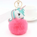 Détail d'un porte-clés licorne créatif avec pompon en fausse fourrure et anneau doré - Rouge pastèque