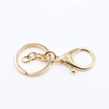 Chiusura a moschettone in metallo dorato lucido con set portachiavi in finitura oro lucido - Catena a Quattro Anelli Oro KC