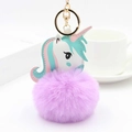 Détail du porte-clés licorne en peluche avec boule violette et fermoir en métal doré - Violet