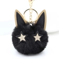 Detail eines schwarzen Katzen-Plüschanhängers mit goldenen Sternenaugen und Haken - Goldener Verschluss / Schwarz