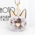 Détail du porte-clés pompon oreilles de chat avec ornement cœur et fermoir doré brillant - Gris Givré
