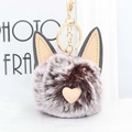 Vue détaillée du porte-clés chat en peluche avec un mousqueton doré et cœur rose - Brun Givré