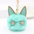 Détail du pompon peluche vert menthe avec oreilles de chat et porte-clés doré chic - Fermoir Doré / Vert menthe