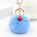 Detailansicht hellblauer Plüsch-Schlüsselanhänger mit roter Glocke und goldener Schnalle - Blau
