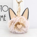 Détail du porte-clés chat en peluche avec cœur et mousqueton en métal doré - Kaki Givré