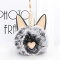 Gros plan du porte-clés chat en peluche gris et blanc avec fermoir mousqueton doré chic - Noir Givré