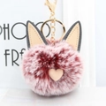 Gros plan sur un porte-clés pompon oreilles de chat en fausse fourrure rouge-rose - Bordeaux Givré