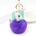 Détail d'un porte-clés licorne en peluche violette avec fermoir en métal doré - Violet