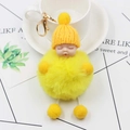 Detail eines gelben Plüsch-Schlafbaby-Schlüsselanhängers mit Strickmütze und Bommel - Gelb