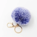 Dettaglio di pompon in finta pelliccia blu-viola con moschettone dorato e anello portachiavi - Frost Royal Blue With Gold Buckle