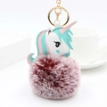 Détail du porte-clés licorne créatif avec pompon en fausse fourrure bordeaux et cuir - Bordeaux Givré