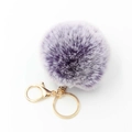 Dettaglio portachiavi a pompon in finta pelliccia viola con moschettone in metallo dorato - Viola Ghiaccio Con Fibbia Dorata