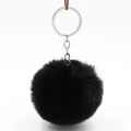 Nahaufnahme von schwarzem Kunstfell-Pompon-Schlüsselanhänger mit silbernem Metallverschluss - Schwarz