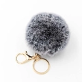 Dettaglio portachiavi a pompon in finta pelliccia grigia con chiusura dorata - Nero Ghiaccio Con Fibbia Dorata