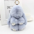Détail d'un grand porte-clés lapin en peluche lavande avec anneau en métal doré et texture - Gris