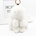 Détail d'un porte-clés lapin en peluche blanche avec fermoir doré et broderie - Blanc