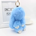 Vue détaillée du porte-clés lapin en fourrure bleu clair avec anneau doré élégant et doux - Bleu