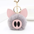 Porte-clés cochon mignon avec pompon en fourrure grise et fermoir mousqueton doré - Gris clair