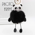 Dettaglio del portachiavi a pompon panda carino con chiusura dorata e finta pelliccia - 15x8cm / Nero