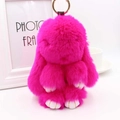 Vue détaillée du porte-clés lapin en peluche rouge rose avec une fourrure synthétique - Rouge Rose