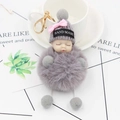 Portachiavi bambola che dorme in peluche grigio con berretto e gancio dorato - Grigio chiaro