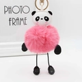 Dettaglio del portachiavi panda in peluche con pon pon rosa soffice e gancio dorato - 15x8cm / Rosa scuro