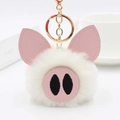 Vue détaillée du porte-clés cochon en peluche blanche avec fermoir mousqueton doré élégant - Blanc Cassé